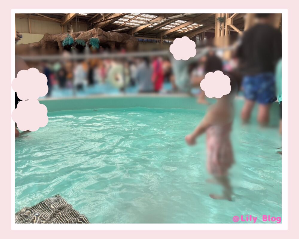 ハワイアンズ プール 混雑している様子