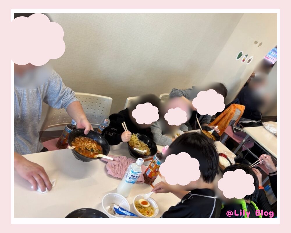 ハワイアンズ お昼を食べている様子 寒いのでパーカーを羽織っている