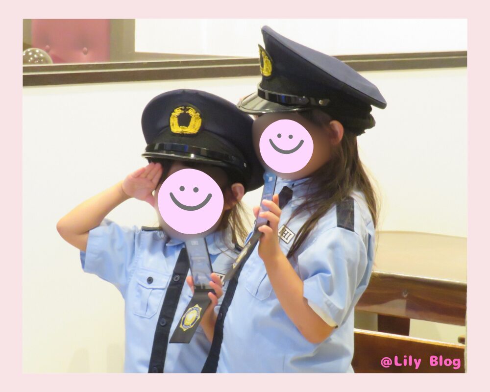 キッザニア東京 警察官の体験をしているところ
