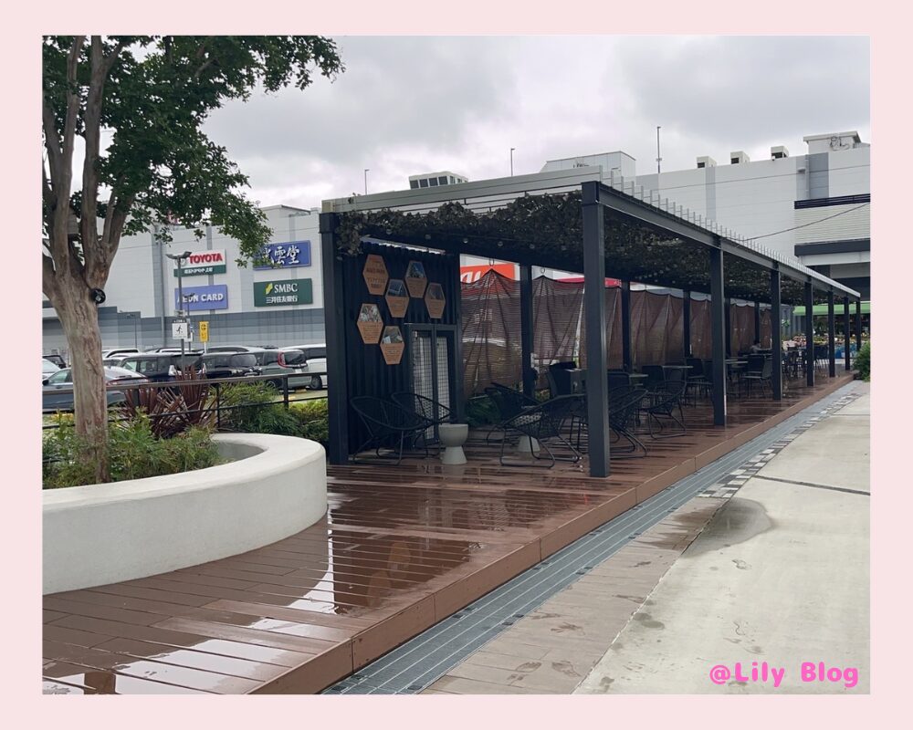 上尾イオン　外のベンチ