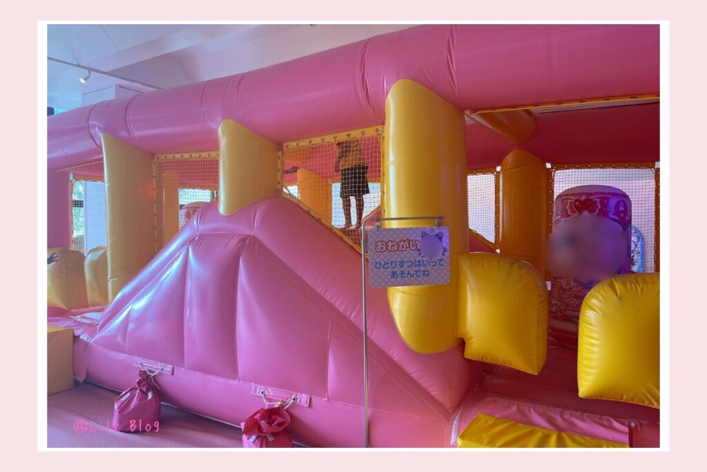 池の平ホテル プリキュアランドで遊んでいる様子