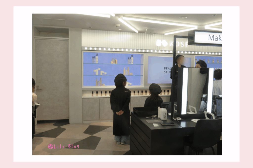 キッザニア メイクアップアーティスト 体験中