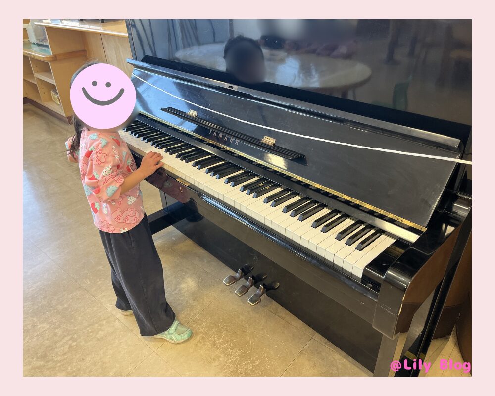 エンゼルドームのピアノを弾いている様子