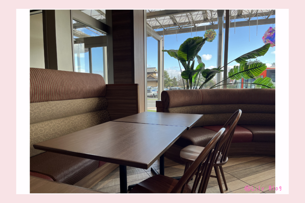 ホテル三日月 空いているロビー ソファーの様子