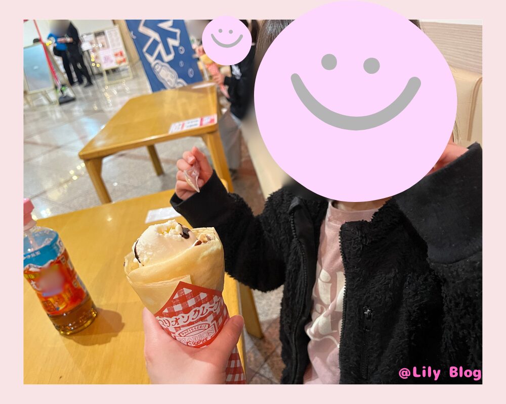 ホテル三日月 お祭りランド マリオンクレープを食べる様子