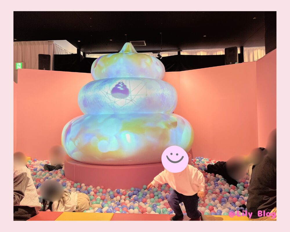 うんこミュージアム ボールプールで遊ぶ様子