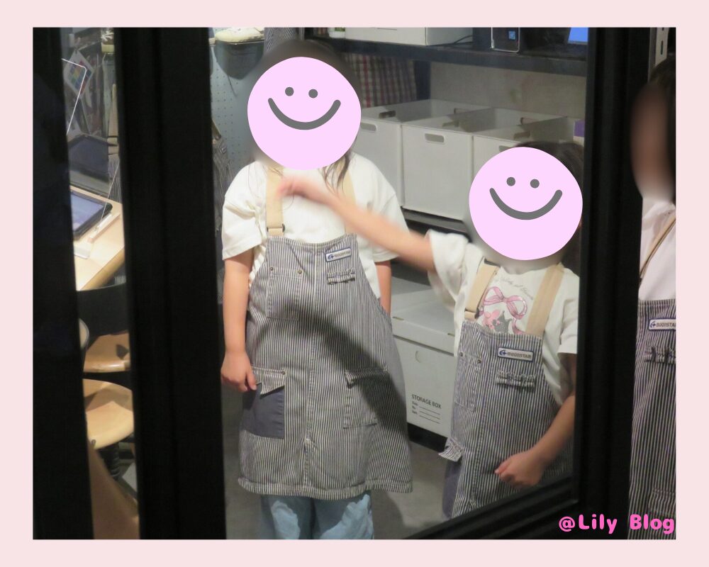 キッザニア 靴屋さんで話を聞いている様子