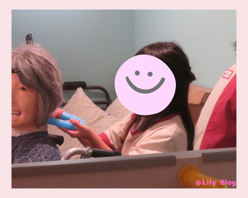 キッザニア 介護士体験をしているところ