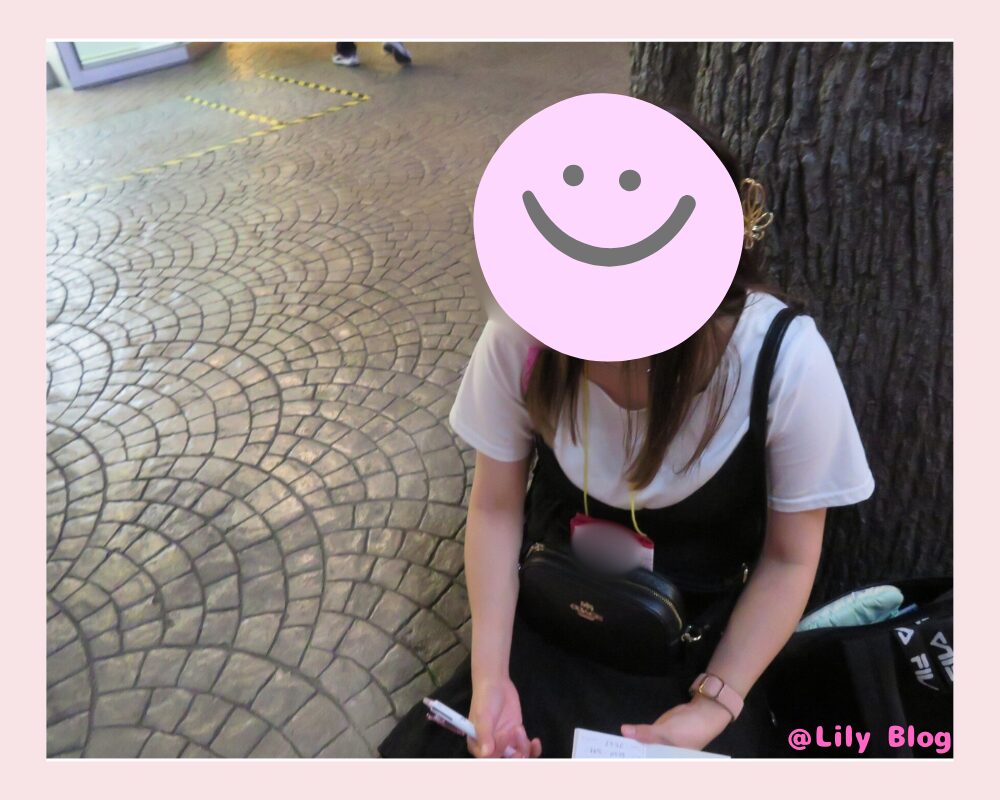 キッザニア 親の役割 スケジュール管理をしている様子