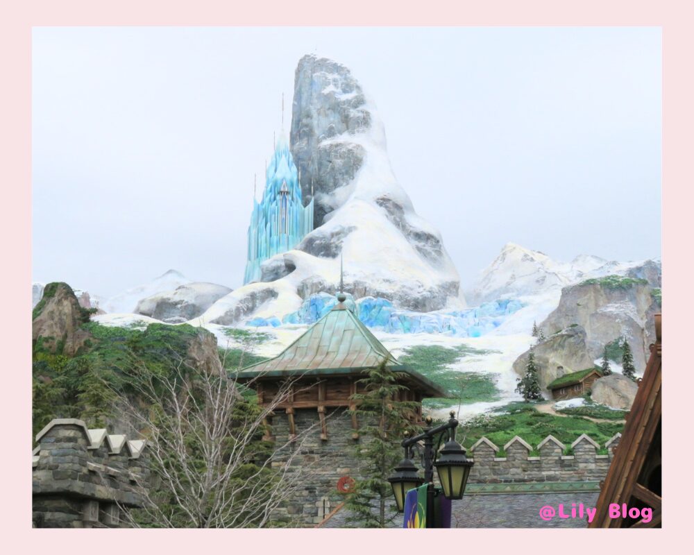 アナとエルサのフローズンジャーニー 近くにある城と雪山