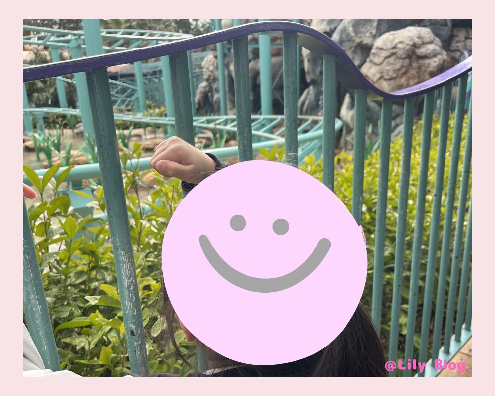 フランダーのフライングフィッシュコースター 並んでいる時の様子